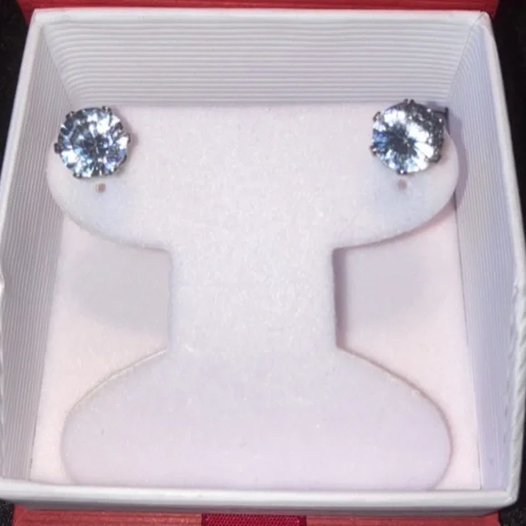 NEW Cubic Zirconia Diamond Stud Earrings - Picture 4 of 11
